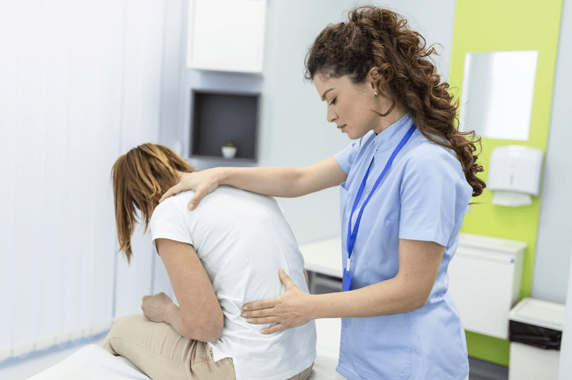 Para diagnosticar dores nas costas na região lombar, seu médico realizará um exame físico. 