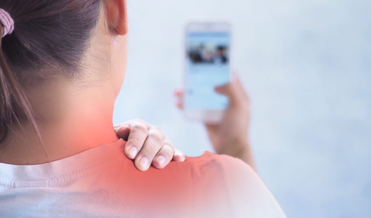 Na maioria das vezes, o pescoço dói devido à postura incorreta, por exemplo, se uma pessoa usa um smartphone por muito tempo