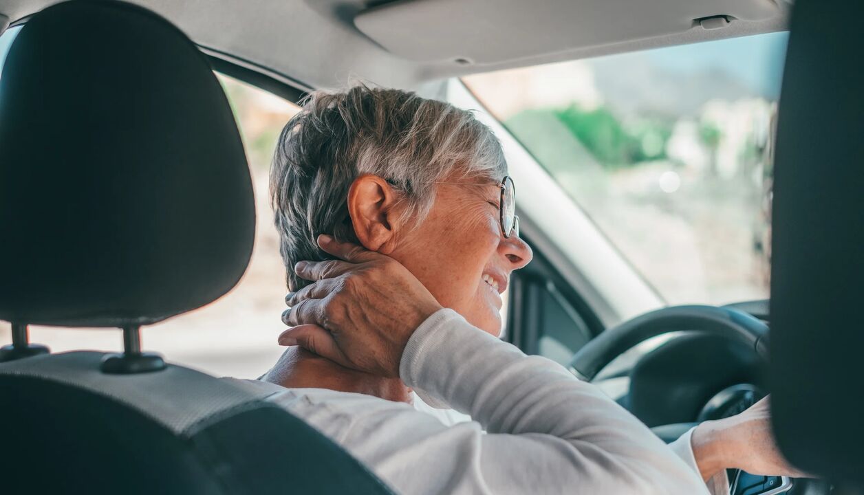 O desgaste das vértebras relacionado à idade geralmente se manifesta como dor em pessoas com mais de 50 anos de idade